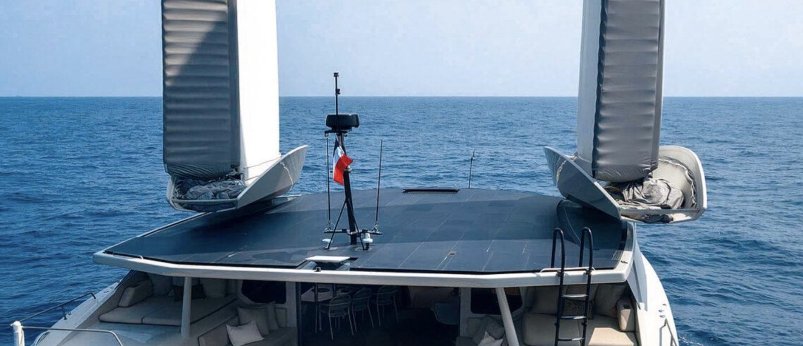 Coperta superiore del MODX 70 rivestita di pannelli solari con le ali sgonfiate