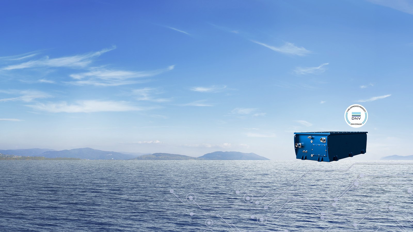 Módulo de batería azul en caja de aluminio sobre el mar, con el sello de producto aprobado por DNV